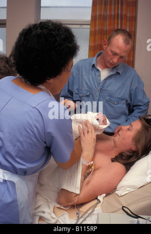 Hebamme Übergabe neugeborenes Baby Eltern im Krankenhaus Lieferung suite Stockfoto