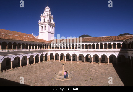 Innenhof der Universität San Francisco Xavier und Turm der Kirche San Miguel, Sucre, Bolivien Stockfoto