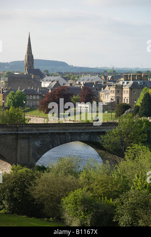 Kelso Schottland Rennie Brücke über Tweed und Stadt aus Sicht des Jahrtausends über Bridgend Park gesehen Stockfoto