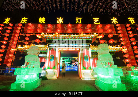 eine Anzeige der Nacht Zeit Illuminationen am Longqing Schlucht Eis Skulpturen Festival Beijing China Stockfoto