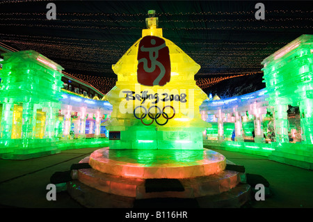 eine Anzeige der Nacht Zeit Illuminationen am Longqing Schlucht Eis Skulpturen Festival Beijing China Stockfoto