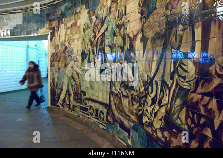 Wandmalereien, die den Bau der U-Bahn am Komsomolskaja-Moskau-Russland Stockfoto