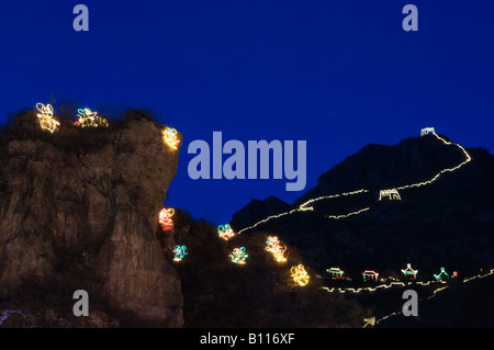 eine Darstellung der Nacht Zeit Illuminationen und Kopie der Great Wall Of China am Longqing Schlucht Eis Schneeskulpturen-Festival Beijing China Stockfoto