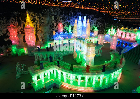 eine Anzeige der Nacht Zeit Illuminationen am Longqing Schlucht Eis Skulpturen Festival Beijing China Stockfoto