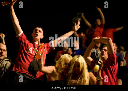 Im Delirium Manchester United Fans feiern im Stadtzentrum von Manchester nach ihrem Team der UEFA Champions League gewann. Stockfoto