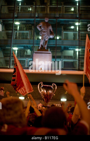 21 Mai MANCHESTER im Delirium Manchester United Fans feiern außerhalb Old Trafford nach ihrem Team die UEFA Champions League gewann Stockfoto