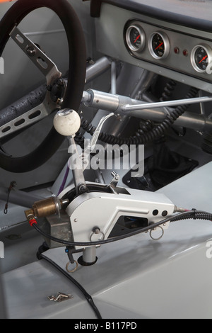 Schalthebel in der Kabine eines Drag-Racing-Autos Stockfoto