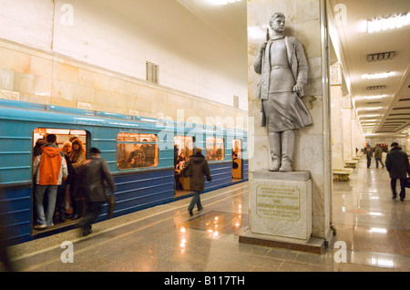 Eine Statue von Zoya Kosmodemyanskaya tapfere Frau parteigängerischen Kämpfer während des zweiten Weltkriegs Partisanskaya u-Bahnstation Moskau Russland Russische Stockfoto