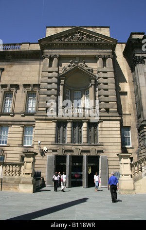 Stadt von Liverpool, England. Haupteingang zum Weltmuseum Liverpool, formal Liverpool Museum auf William Brown Street. Stockfoto