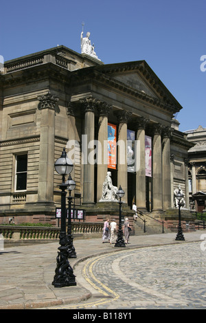 Stadt von Liverpool, England. Walker Art Gallery in Liverpools William Brown Street mit Landhaus-Sessions im Hintergrund. Stockfoto