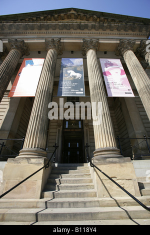 Stadt von Liverpool, England. Kolonnade Eintritt in der Walker Art Gallery in Liverpool William Brown Street. Stockfoto