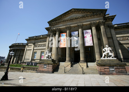 Stadt von Liverpool, England. Kolonnade Eintritt in der Walker Art Gallery in Liverpool William Brown Street. Stockfoto