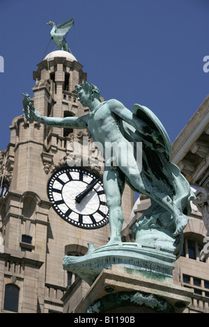 Stadt von Liverpool, England. Die Cunard-Kriegerdenkmal mit der Royal Liver Building Clock Tower und Leber Vogel im Hintergrund. Stockfoto