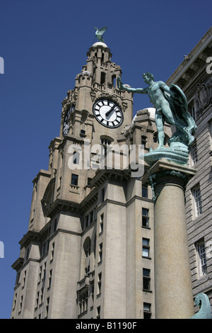 Stadt von Liverpool, England. Die Cunard-Kriegerdenkmal mit der Royal Liver Building Clock Tower und Leber Vogel im Hintergrund. Stockfoto