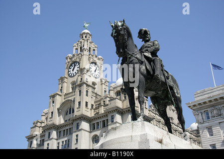 Stadt von Liverpool, England. Statue von Edward VII vor dem Mersey Dock und Harbour Board an Pier Head Waterfront. Stockfoto