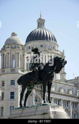 Stadt von Liverpool, England. Statue von Edward VII vor dem Mersey Dock und Harbour Board an Pier Head Waterfront. Stockfoto