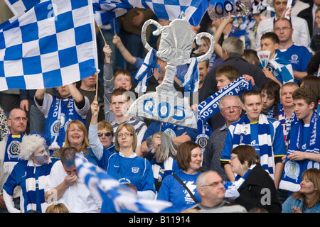 Fußball-Zuschauer im schottischen Pokalfinale blau und weißen Publikum Szenen Fußballfans mit Fahnen Hüte Schals Tassen Tops große Party Perücke Stockfoto