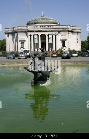 Brunnen vor der Dame Hebel Art Gallery im Port Sunlight Village, Cheshire. in der Nähe der Stadt Liverpool, England. Stockfoto