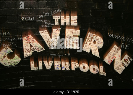 Stadt von Liverpool, England. Die Höhle-Schild an der Wand des Liverpooler Cavern, die musikalische Geburtsstätte der legendären Beatles. Stockfoto