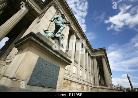 Stadt von Liverpool, England. William Earle-Denkmal an der Ostfassade des Str. Georges Hall, William Brown Street. Stockfoto