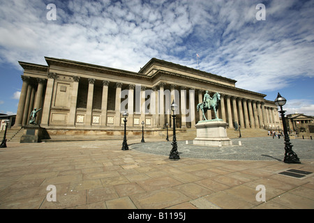 Stadt von Liverpool, England. Osten Kolonnade Vorderansicht der ehemaligen Crown Court, St.-Georgs-Halle bei William Brown Street. Stockfoto