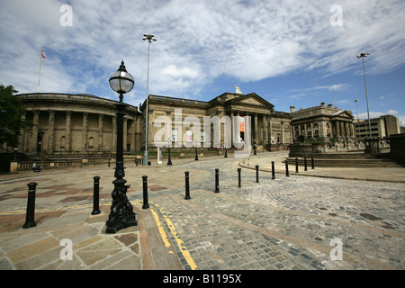 Stadt von Liverpool, England. Walker Art Gallery auf William Brown Street mit County-Sessions Haus und Central Library. Stockfoto