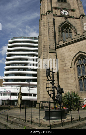 Stadt von Liverpool, England. Pfarrei Kirche von Liverpool, Liebfrauenkirche und St. Nikolaus in der Nähe von Pier Head. Stockfoto