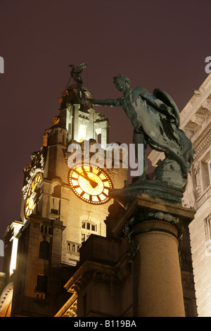 Stadt von Liverpool, England. Die Cunard-Kriegerdenkmal mit der Royal Liver Building Clock Tower und Leber Vogel im Hintergrund. Stockfoto