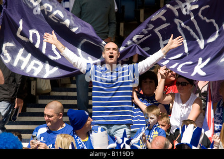 Fußball fan Fan Amoungest das Publikum aufstehen und singen im schottischen Pokalfinale Scotland UK Stockfoto