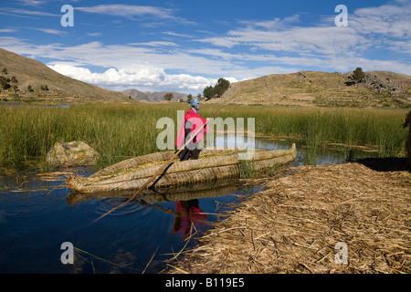 Traditionellen Urus Iruitos Reed Boot auf dem Titicacasee in Bolivien Stockfoto