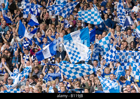 Fußball-Fußball-Fans drängen sich bei Fußballspiel wehende Fahnen unterstützen ihr Team schottische Pokalfinale Scotland UK Stockfoto