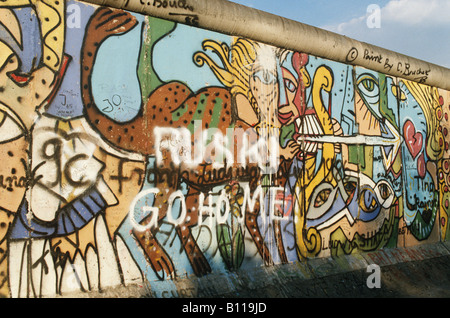 TheBerlinWall Symbol vonDeutschland deutsch-deutschen Teilung. Die Mauer trennte E. & W .Berlin für 28 Jahre zwischen 1961 und 1989. " Ruski gehen home'graffiti Stockfoto