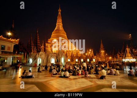 viele beten Menschen vor SHWEDAGON-Pagode, Nachtaufnahme, MYANMAR-Myanmar-Rangun-Yangon Stockfoto