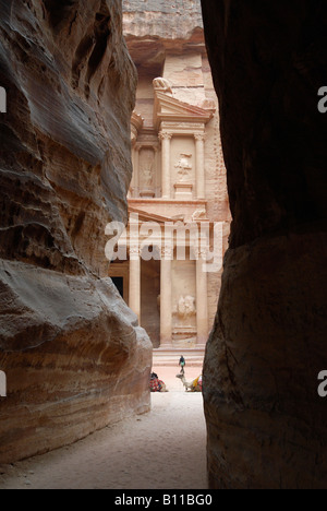 Blick vom Canyon als Siq zum AL KHAZNEH TREASURY nabatäische Stadt Petra Jordan Arabia Stockfoto