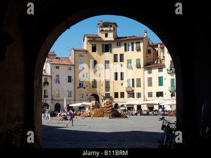 Lucca, Piazza Anfiteatro, Mittelalterliche Wohnhäuser in Einems beendigt Amphittheater Stockfoto