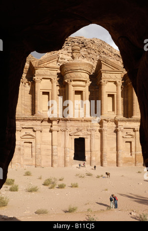 kunstvoll geschnitzte Felsengrab bekannt als Kloster El Deir nabatäische Stadt Petra Jordan Arabia Stockfoto