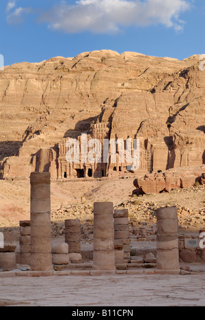 Königsgräber vor al Khubtha Berg, Spalten der großen Tempel Nabatäer antiken Stadt Petra Jordan Arabia Stockfoto