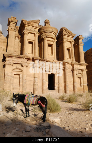 kunstvoll geschnitzte Felsengrab bekannt als Kloster El Deir nabatäische Stadt Petra Jordan Arabia, Esel vor Stockfoto