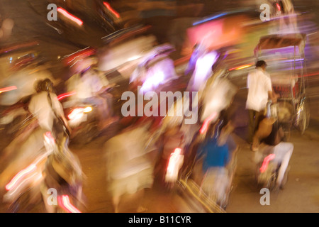 Belebten Straßenkreuzung in Hanoi, Vietnam. Schuss aus einer erhöhten Perspektive in der Nacht, mit einer langen Belichtung und Motion-Blur. Stockfoto