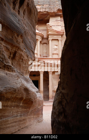 Blick vom Canyon als Siq zum AL KHAZNEH TREASURY nabatäische Stadt Petra Jordan Arabia Stockfoto