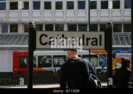 ein einzelartigen Zeichen Posten neben einer Straßenbahnlinie in Sheffield Stadtzentrum mit einem Mann warten auf die Straßenbahn Stockfoto