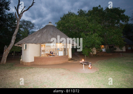 Rondavel Stil Bungalow in Satara Rest Camp mit Selbstverpflegung Brai (BBQ) Anlage in Kruger NP, Südafrika. Stockfoto