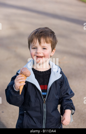 Kleiner Junge hält Eis mit chaotisch Gesicht im Freien. Stockfoto