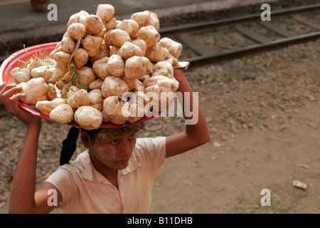 Lebensmittel-Anbieter auf dem lokalen Bahnhof in Myanmar (Burma) Stockfoto