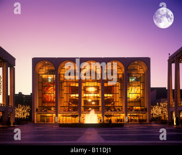 METROPOLITAN OPERA HOUSE (©WALLACE HARRISON 1966) MAIN PLAZA LINCOLN CENTER MANHATTAN NEW YORK CITY USA Stockfoto