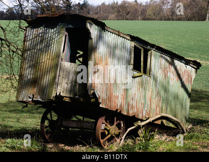 Alte verlassene Wellpappe-Wohnwagen-Typ in einem Feld Stockfoto