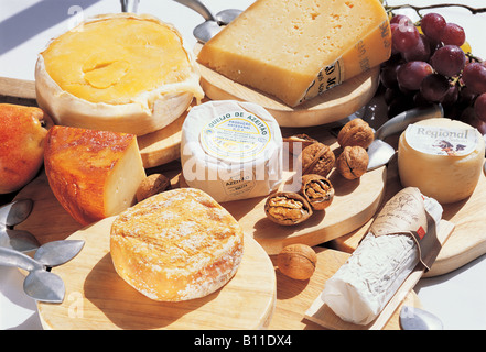 Käseplatte Mix-Auswahl mit Früchten Trauben Nüsse in Holz Cheeseboard Frühstück Algarve Portugal. Regionales, landestypisches, gesundes Frühstücksdessert Stockfoto