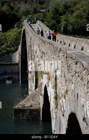 Borgo ein Mozzano Ponte della Maddalena "Pilgerbrücke '' Ponte del Diavolo" Über Höhle Fluß Serchio " Stockfoto