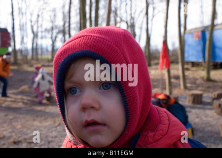 Kinder spielen im Wald-Kindergarten Stockfoto