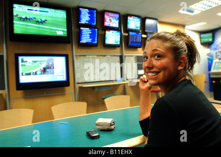 Weibliche Spieler in Wetten-Shop in UK Stockfoto